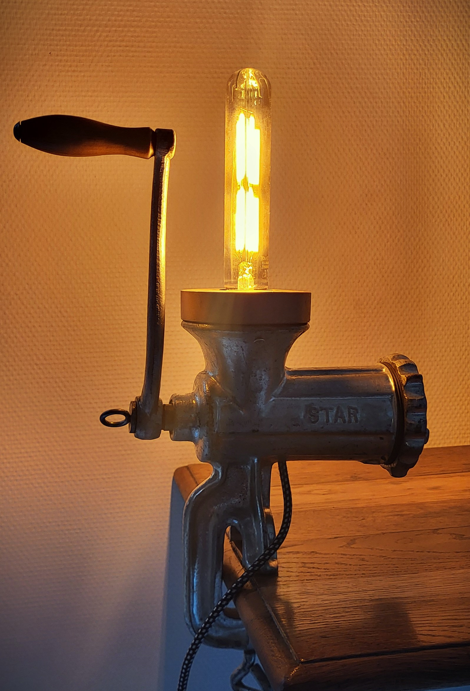 Lampe détournée à partir d'un hachoir ancien