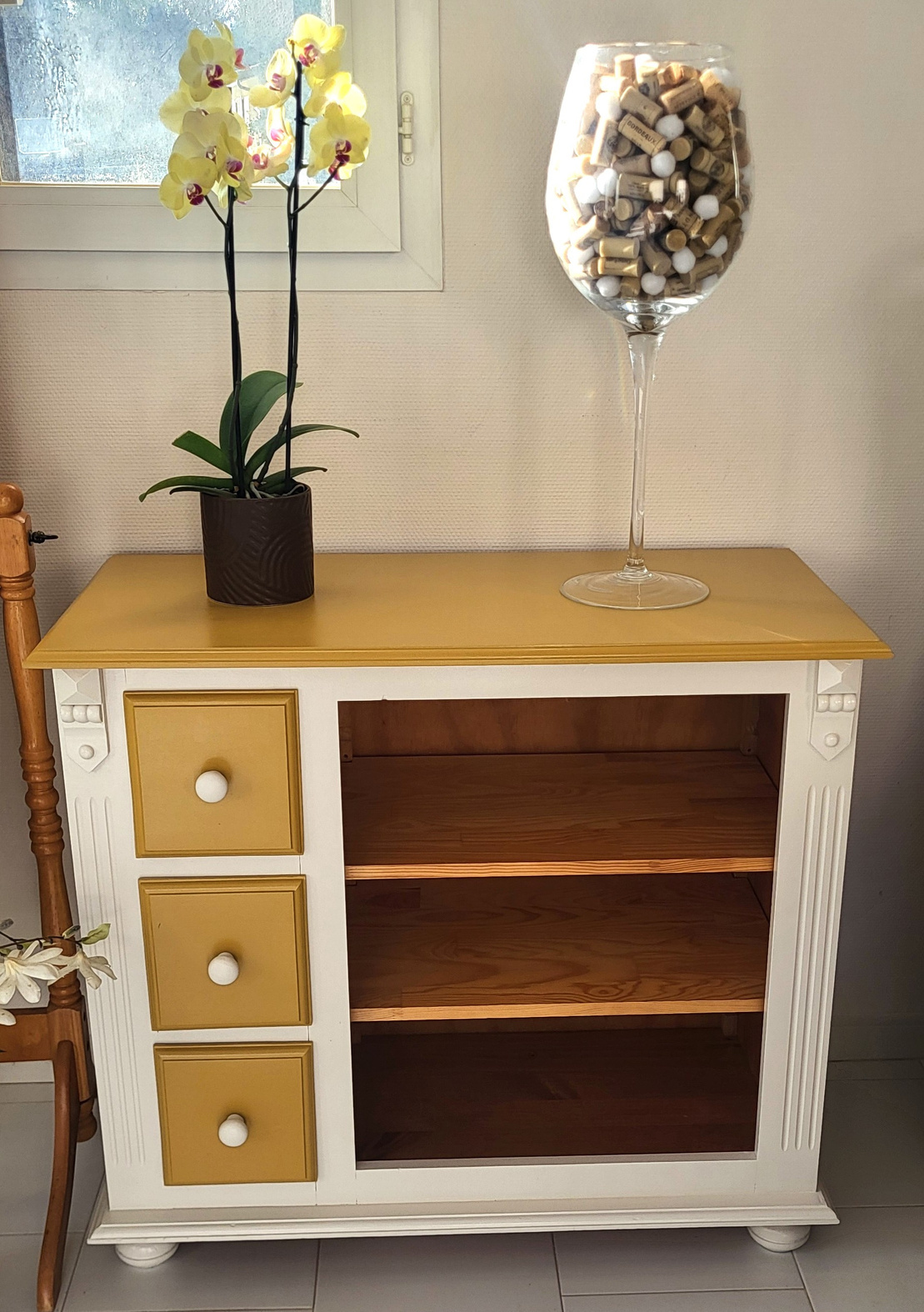 Meuble relooké jaune et blanc
