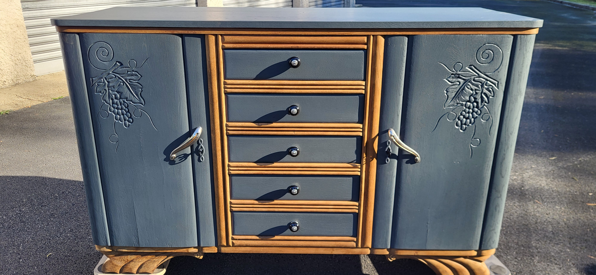 Buffet relooké gris avec détails bois sculptés